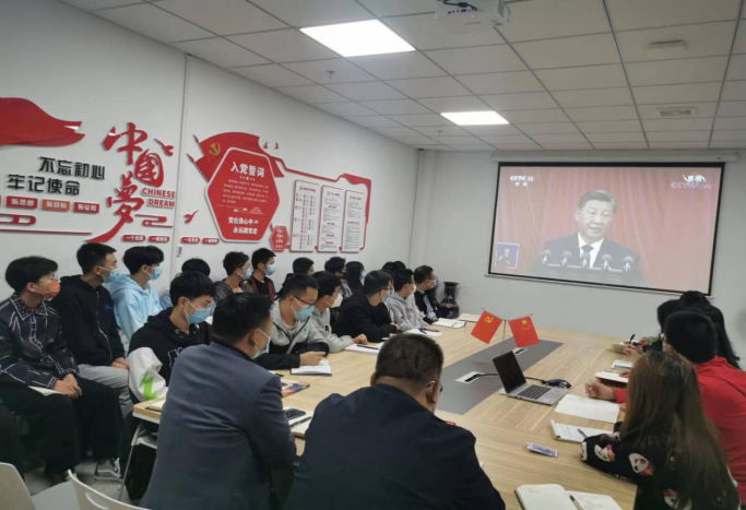 bst365组织全体师生观看党的二十大开幕会现场直播
